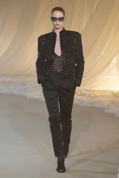 Look 16